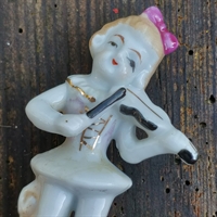 lilla sløjfe i håret, hvid kjole pige spiller violin gammel porcelænsfigur.